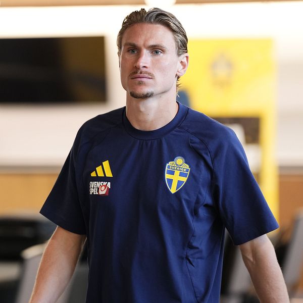 Carl Starfelt i svensk landslagströja under intervju om ryggproblemen