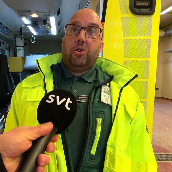Ambulans- och narkosskötaren Robert Karlström intervjuas av SVT Västernorrland.