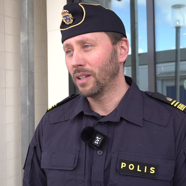 Polis framför polishuset i Umeå