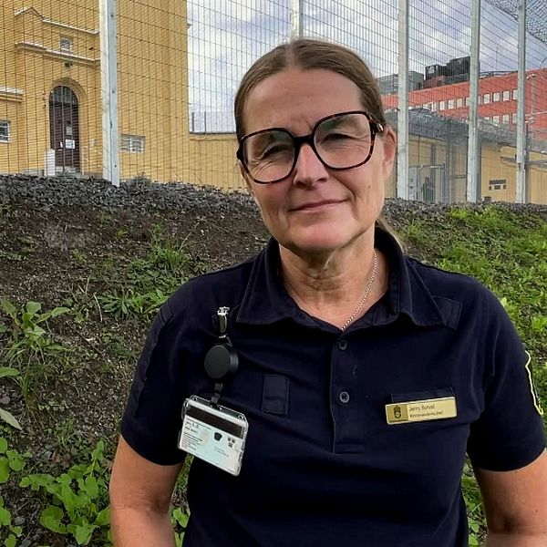 Jenny Burvall, tillförordnad kriminalvårdschef framför fängelset i Härnösand