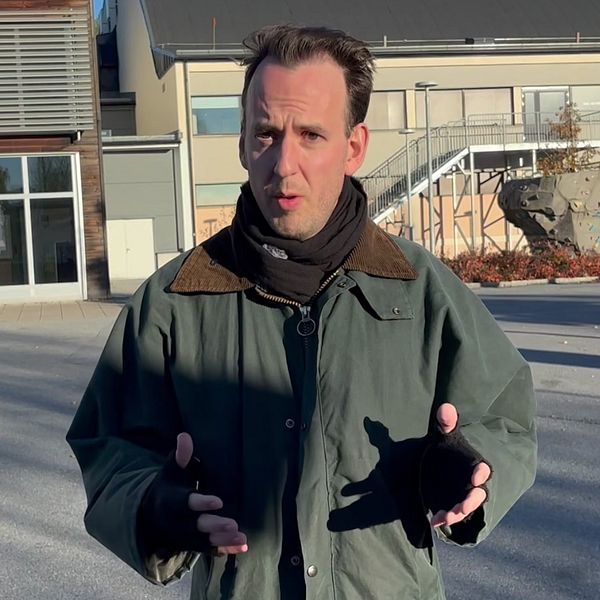 Jan Hägglund talar utanför en byggnad i Umeå.