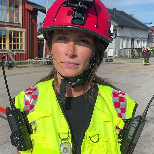 Insatsledaren Elin Pettersson står framför rökeriet som börjat brinna.
