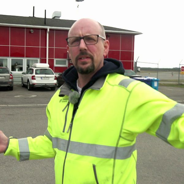 Flygplatschefen Andreas Fredriksson visar var hotellet ska placeras på Kiruna Airport.