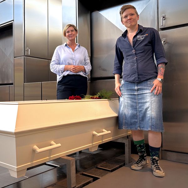 Annelie Karlsson och Carolina Tilljander vid en kista i krematoriet i Norrköping.