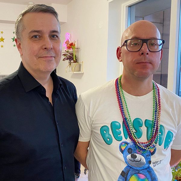 Thomas och Fredrik Karlsson står i sin lägenhet som de har dekorerat inför Melodifestivalen.