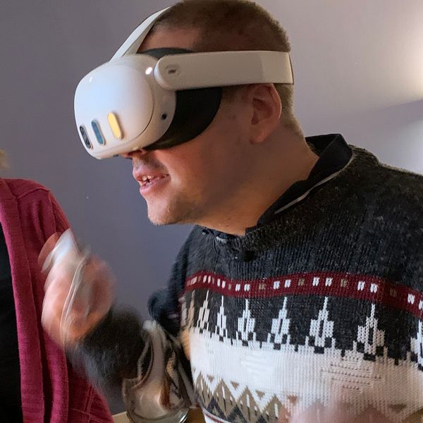 Micke Jönsson spelar ett VR-spel