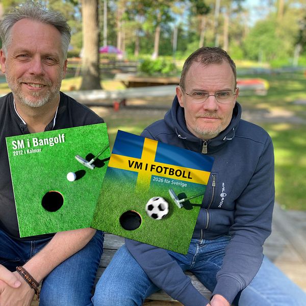 Tobias Jonsson och Anders Adelgren vid minigolfbanan i Kalmar med bangolfskivor