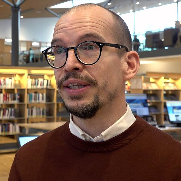 Bibliotekschefen på Karlstads universitet Jörg Pareigis berättar om hur studenterna får använda ai.