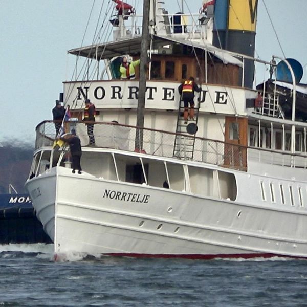 Båten S/S Norrtelje bogseras tillbaka till sin hemmahamn.