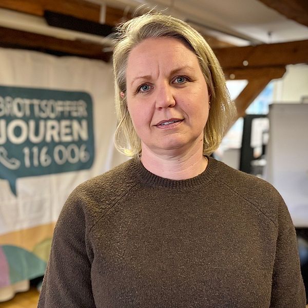 Brottsofferjourens kontor med skylt och trämöbler i bakgrunden.