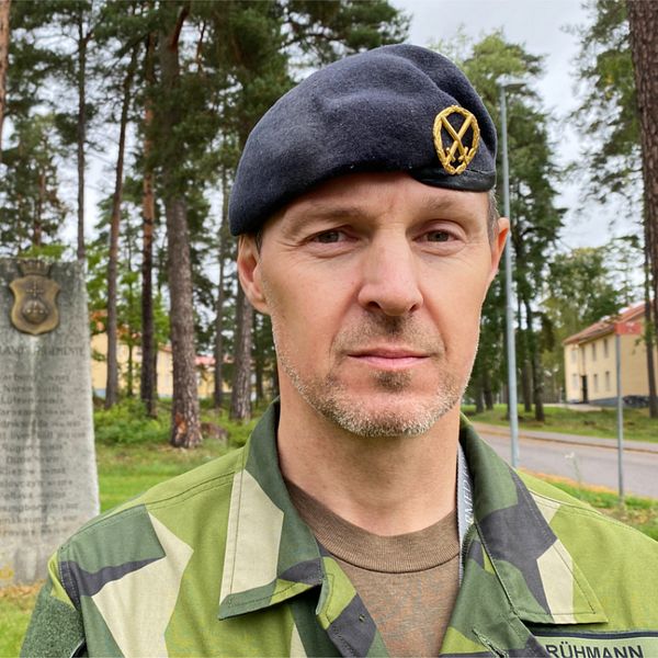 Överstelöjtnant Erik Rühmann, chef vid garnisonsenheten, står framför ett monument på ledningsregementet i Enköping