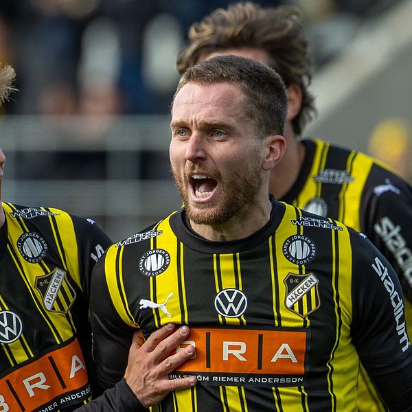 Spelare i gulsvarta tröjor firar en framgång på fotbollsplanen.