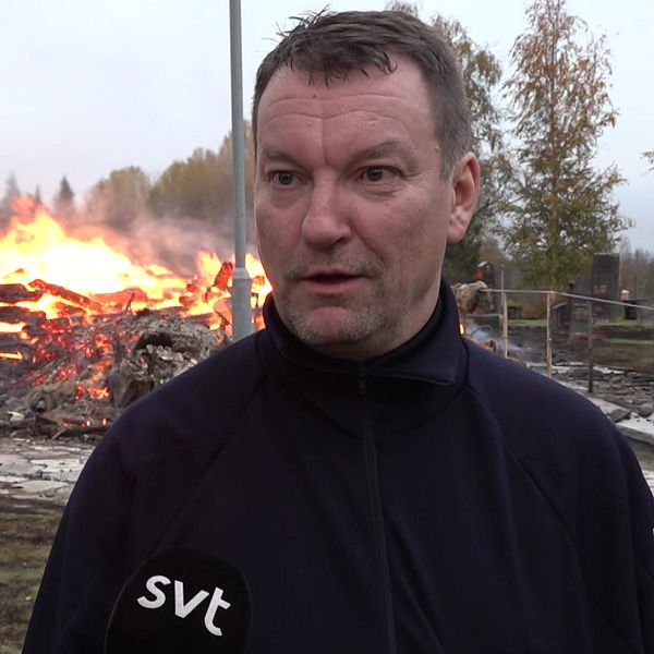 Räddningsledare Roland Mäki framför branden