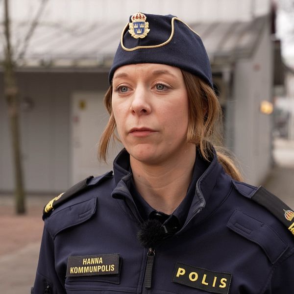 Polis i uniform står utomhus framför offentliga byggnader.