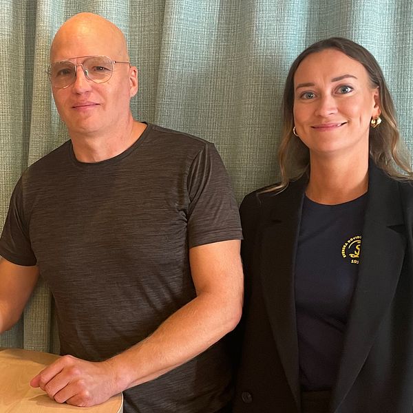 Patrik Nordell och Josefine Backlund står vid ett bord med en bok om forumteater.
