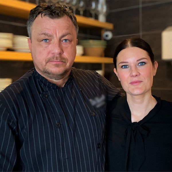 en man och en kvinna vid en bardisk