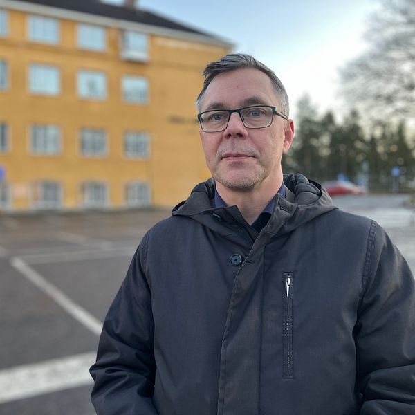Kommunstyrelsens ordförande Johan Söderberg står framför den Södra skolan som kan komma att bli utbildningscampus.