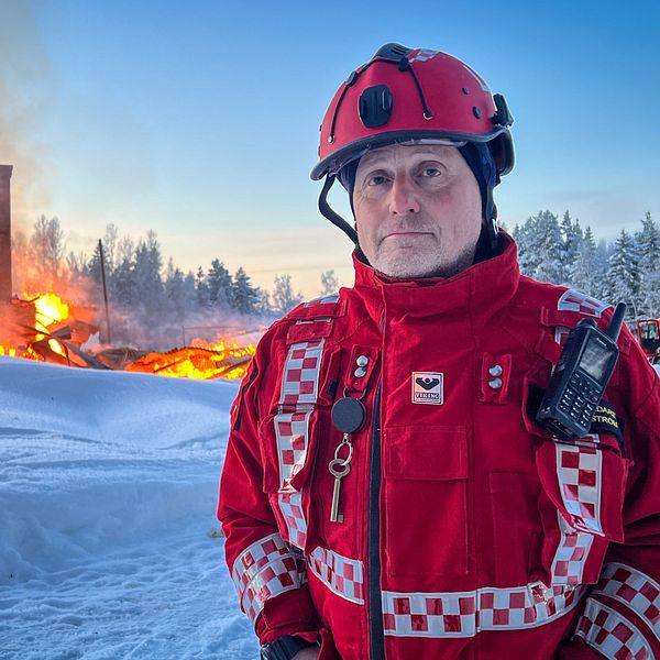 Leif Ekström, insatsledare hos räddningstjänsten står framför en ladugårdbrand i Vikbäcken.