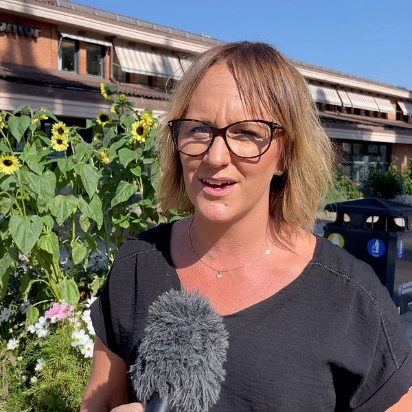 Kvinna med glasögon står framför medborgarhuset i Vansbro