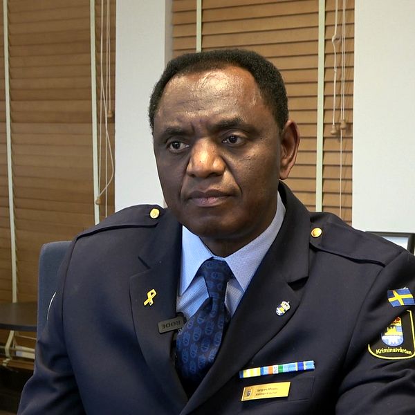 Jacques Mwepu sitter i uniform i kontorsmiljö med möbler och inredning i bakgrunden.