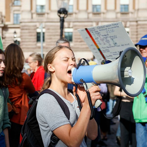 Greta Thunberg i samband med en klimatstrejk på Mynttorget i Stockholm ropar i megafon vid en manifestation anordnad av Fridays For Future som fyller fem år.
