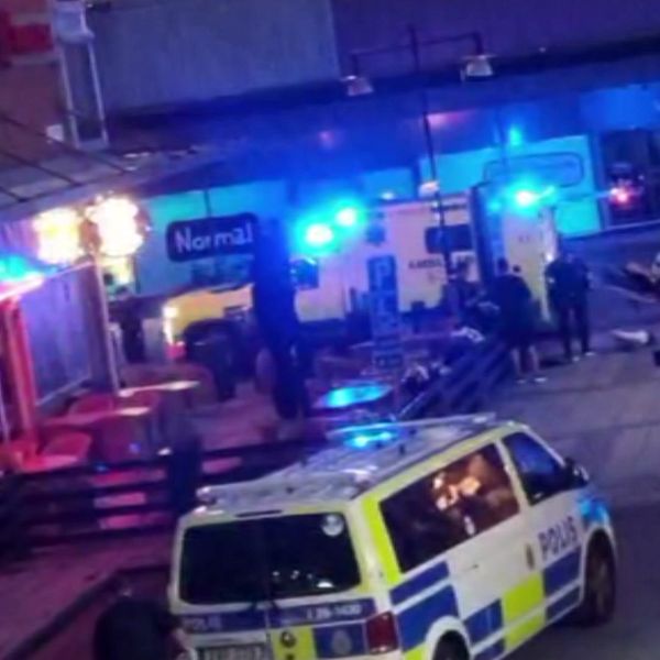 Polisbilar med blåljusen på efter en dödsskjutning i centrala Gävle.