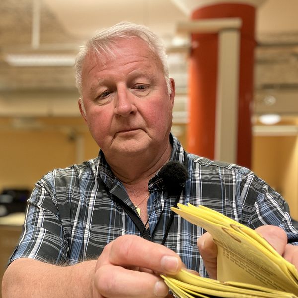 Man med valsedlar