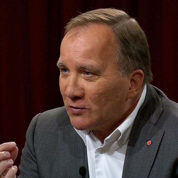 Stefan Löfven i grå kavaj och vit skjorta
