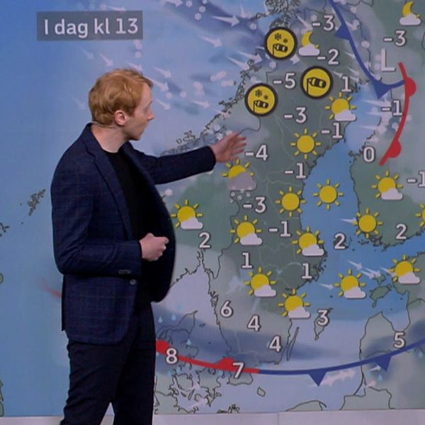 Vädret presenteras av meteorologMarcus Sjöstedt.  Han stårframför en meteorologisk karta som visar temperaturer och väderförhållanden över Norrbotten. Hann pekar på områden med varierande temperaturer, där det anges -3 grader i norra delen och upp till 5 grader i södra delarna av landet. Det finns symboler för sol och snö samt moln över olika områden.