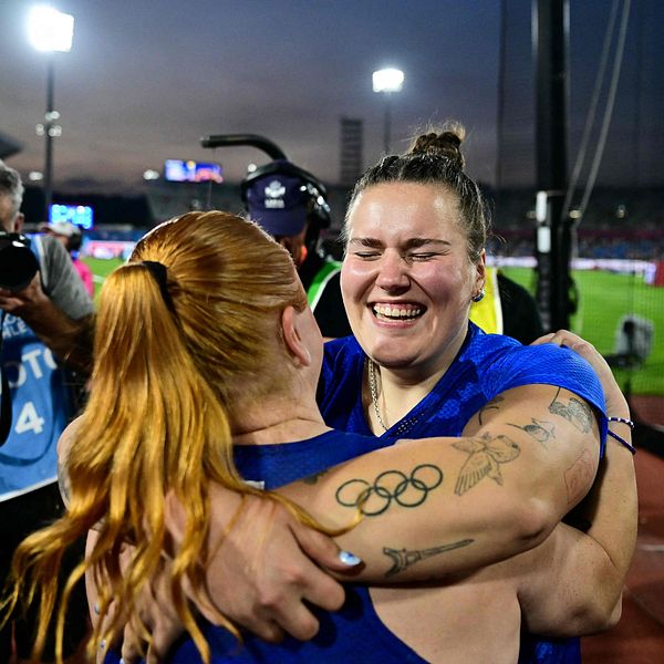 Silja Kosonen firar EM-guld i släggkastning med lagkamrater