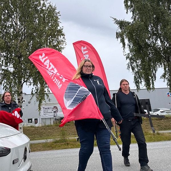 IF Metall-medlemmar packar ihop utanför Tesla i Umeå