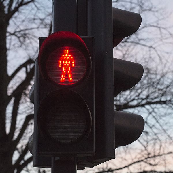 Trafikljus som visar röd gubbe.