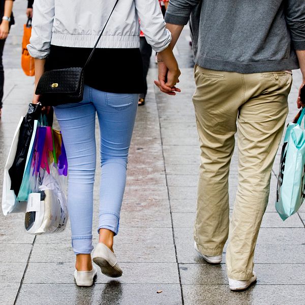 Två personer med shoppingkassar.