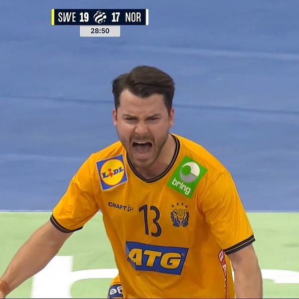 Handbollsspelare i gul tröja med nummer 13 på planen, matchresultat visas ovan.