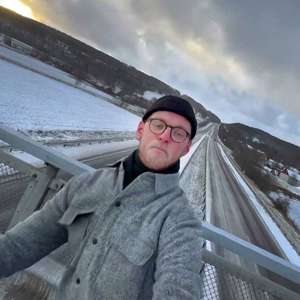 Reporter Anton Johansson fångar kameran i Hallandsås efter kraftig byvind.
