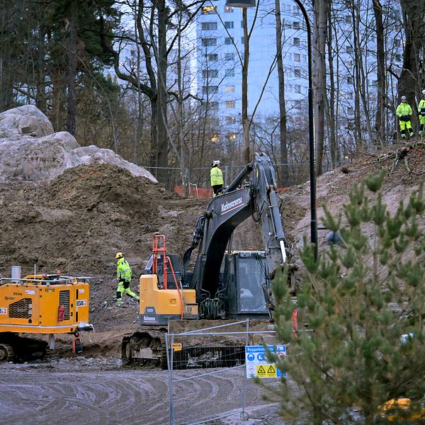 En byggarbetsplats med grävskopor och arbetare.