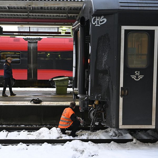 Spårväxel tar stryk i snöovädret – resenärer varnas för stora störningar.