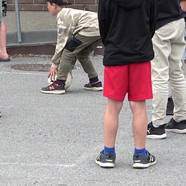Flera barn leker på skolgården med en fotboll på Benzeliusskolan utanför Luleå.