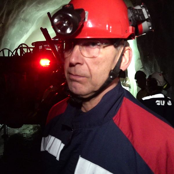 LKAB:s vd Jan Moström med skyddsutrustning i Kirunagruvan 910 meter under jord.under