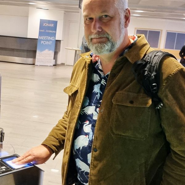 Jonas Sjöstedt på Umeå flygplats.