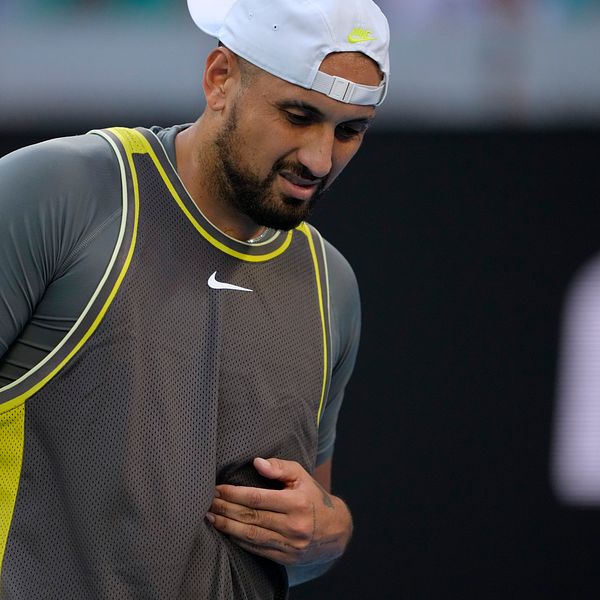 Nick Kyrgios ställde upp med magmuskelproblem.