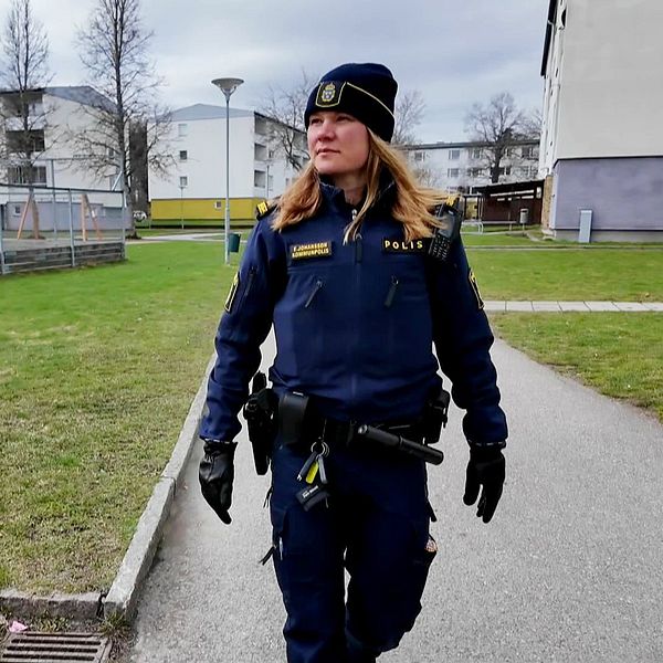 Polis gående i ett bostadsområde.