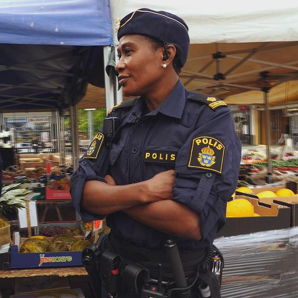 Järvapolisen på torget i Rinkeby.