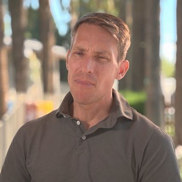 Henrik von Eckermann, svensk landslagsryttare, under en intervju med SVT där han syns i halvbild och har grå skjorta på sig.