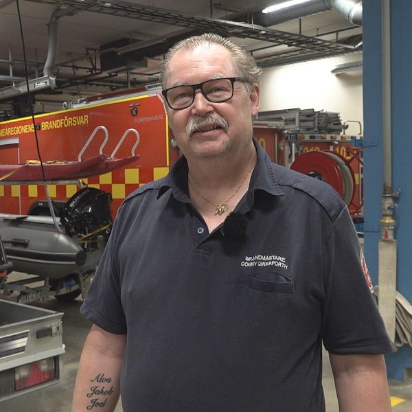 Brandman framför en brandbil