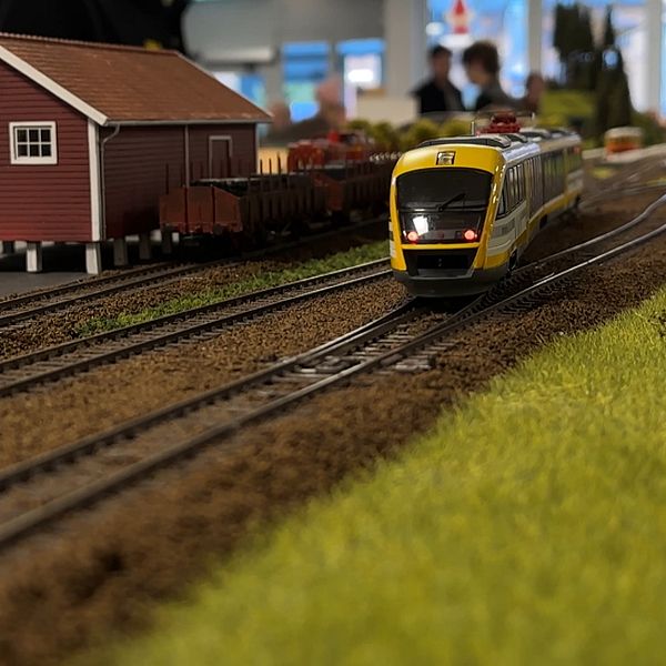 Modelltåg i miniatyr på Kils bibliotek