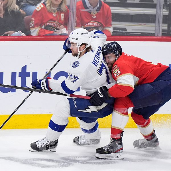 Victor Hedman i kamp med en Florida-spelare.