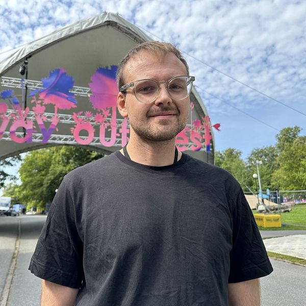Man framför ingången till way out west