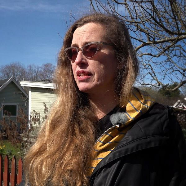 Janna Holmstedt, i koloniområdet i koloniföreningen Dalens område i Enskede, berättar om hur upprörd hon är över byggplanerna.