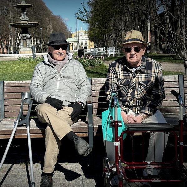 Yngve Söderström och Kenneth Larsson sitter på en parkbänk